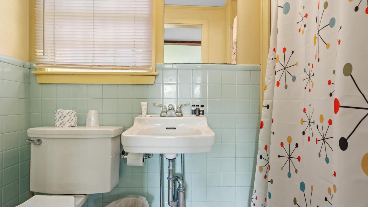 Mid-Town Motel ブースベイハーバー エクステリア 写真